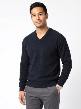 Vintage Black 100% Lambswool V-Neck Sweater Quiet Luxury Minimalist Classic